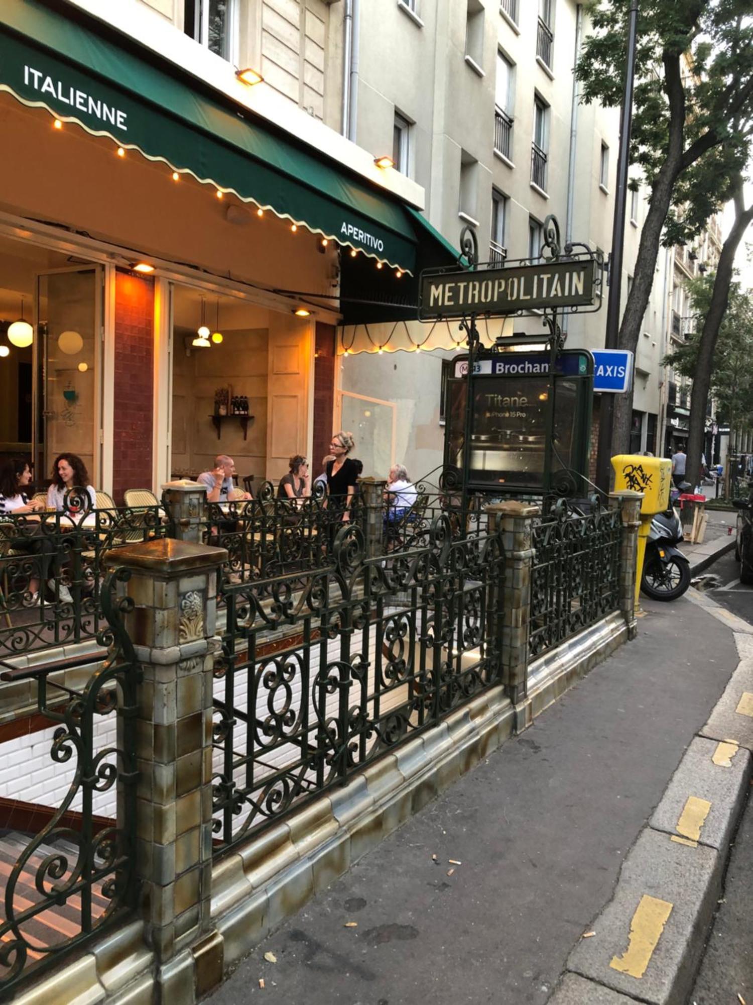 Guesthouse Familial Pour 2,3,4 Personnes De 44M2- Accessible Handic -Rez De Chaussee-Vues Sur Rue Et Patio Prive - Sejour, Chambre Separee-Cuisine,Salle De Bain,Lit Double Et Canape-Lit 2Pers-Entree De La Rue Berzelius-5 Minutes Du Metro Brochant-Lig *