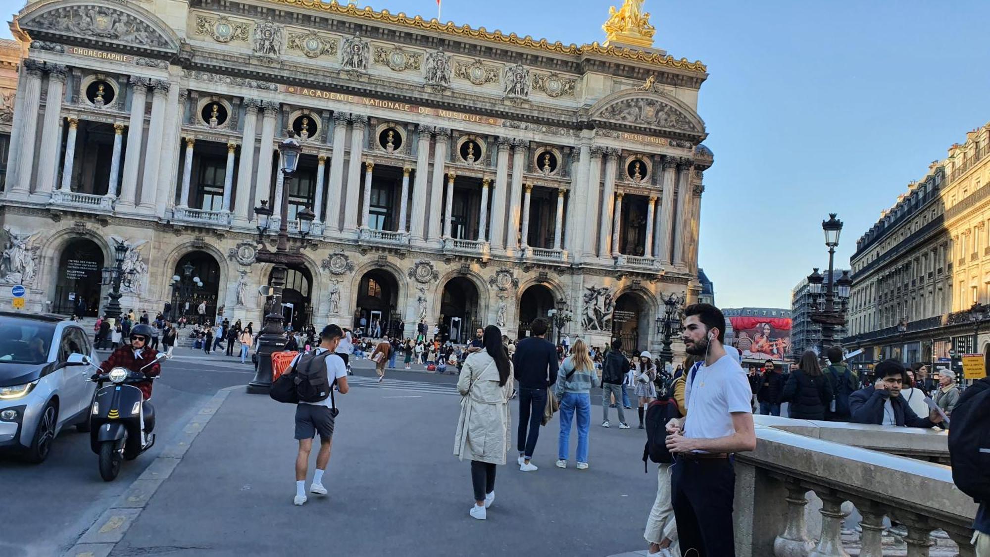Stuning Place ,gare Montparnasse ,center ,front Of Metro Paris