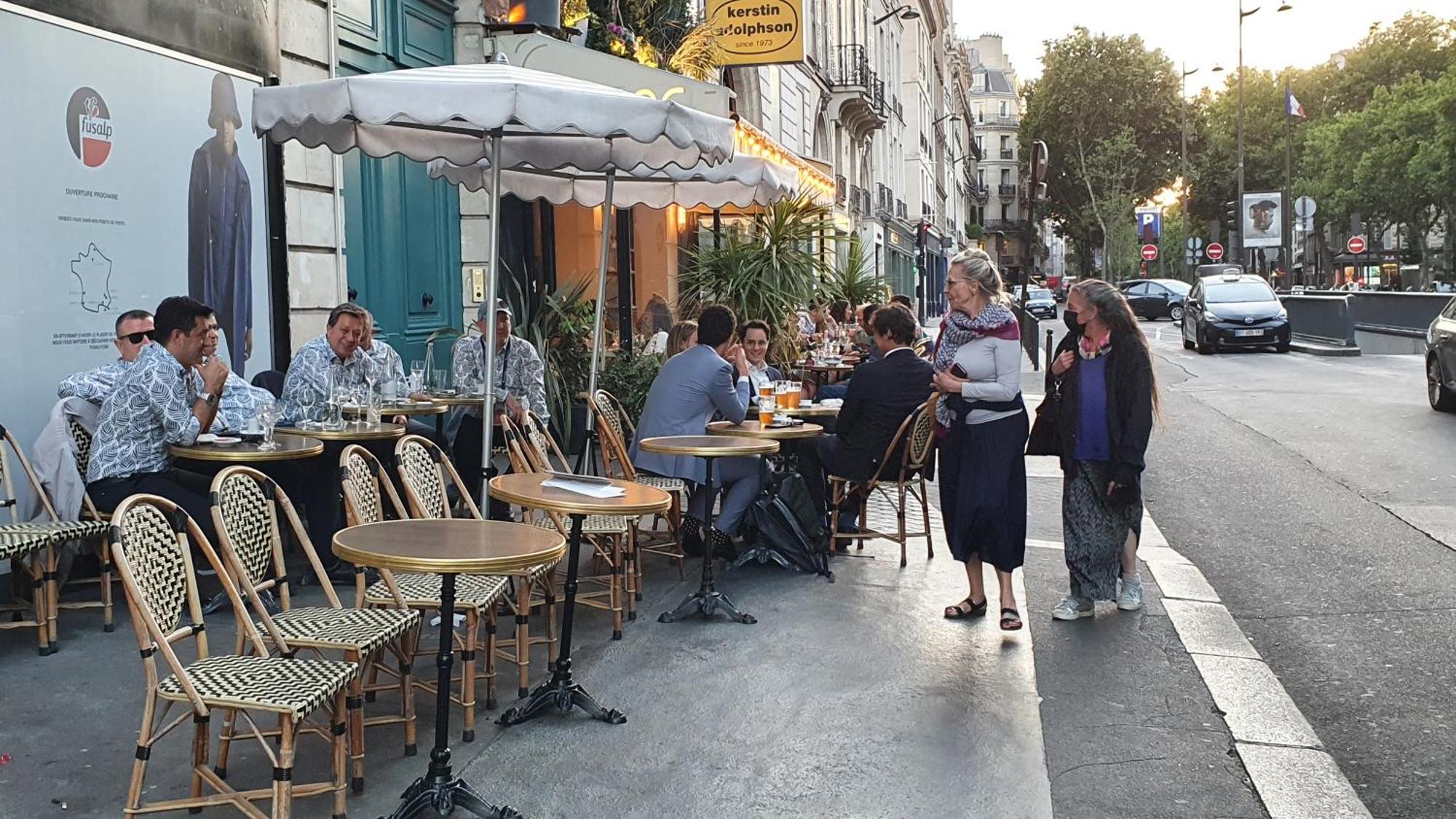 Stuning Place ,gare Montparnasse ,center ,front Of Metro Paris