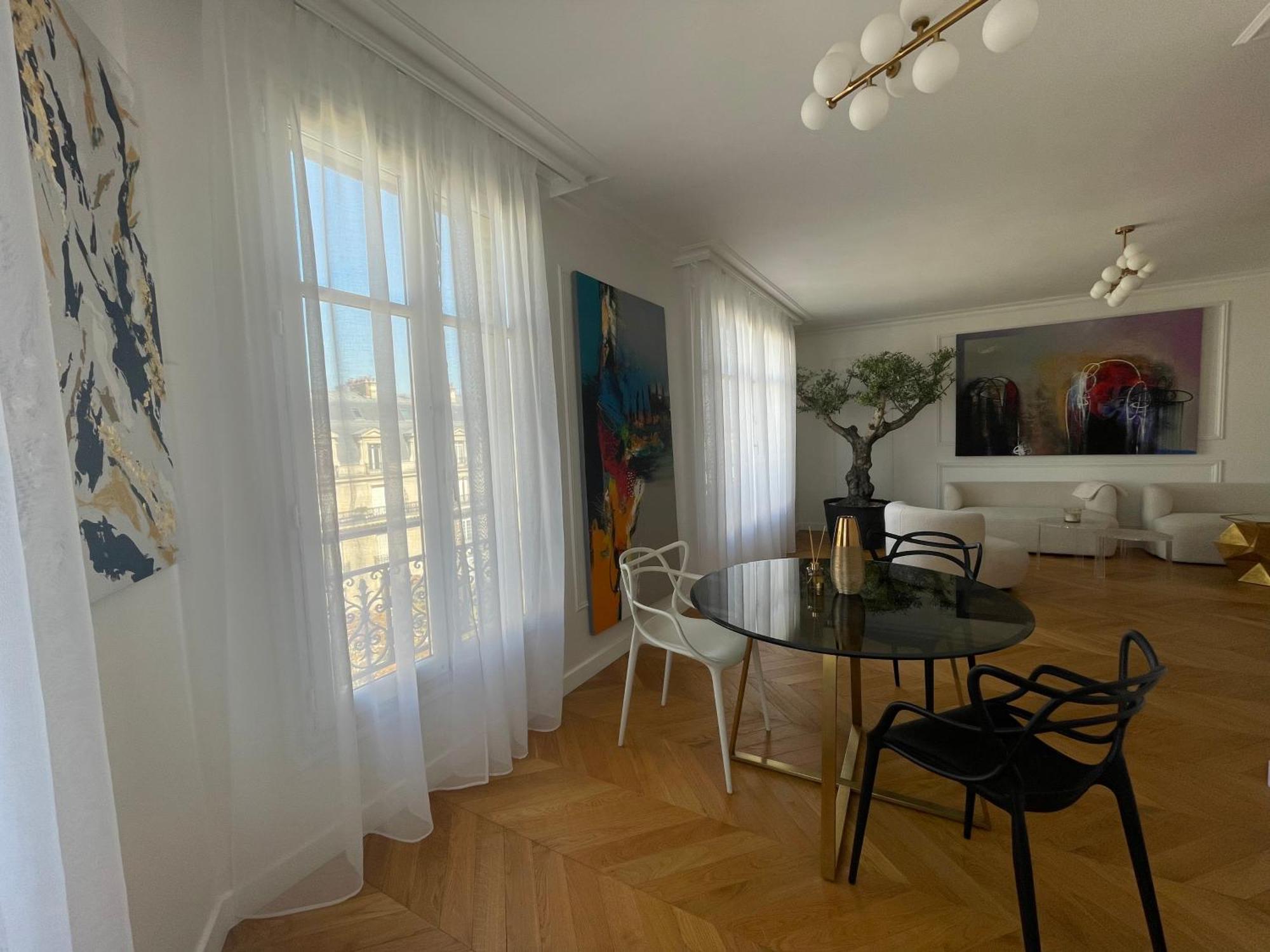 Apartment Chanel Avenue Montaigne & Elysees 4 Guests *