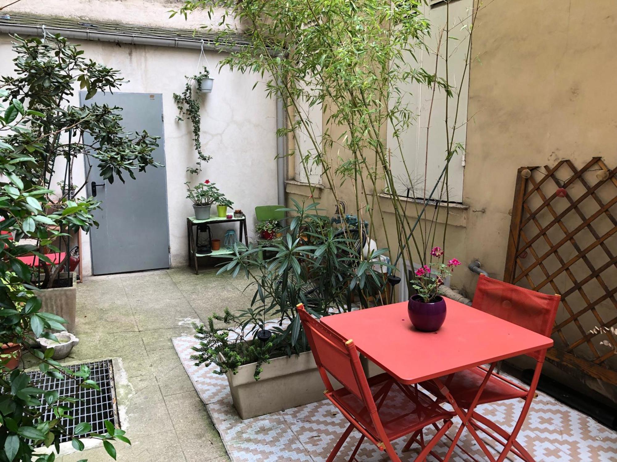 Appartement Guesthouse Familial Pour 2,3,4 Personnes De 44M2- Accessible Handic -Rez De Chaussee-Vues Sur Rue Et Patio Prive - Sejour, Chambre Separee-Cuisine,Salle De Bain,Lit Double Et Canape-Lit 2Pers-Entree De La Rue Berzelius-5 Minutes Du Metro Brochant-Lig Paris