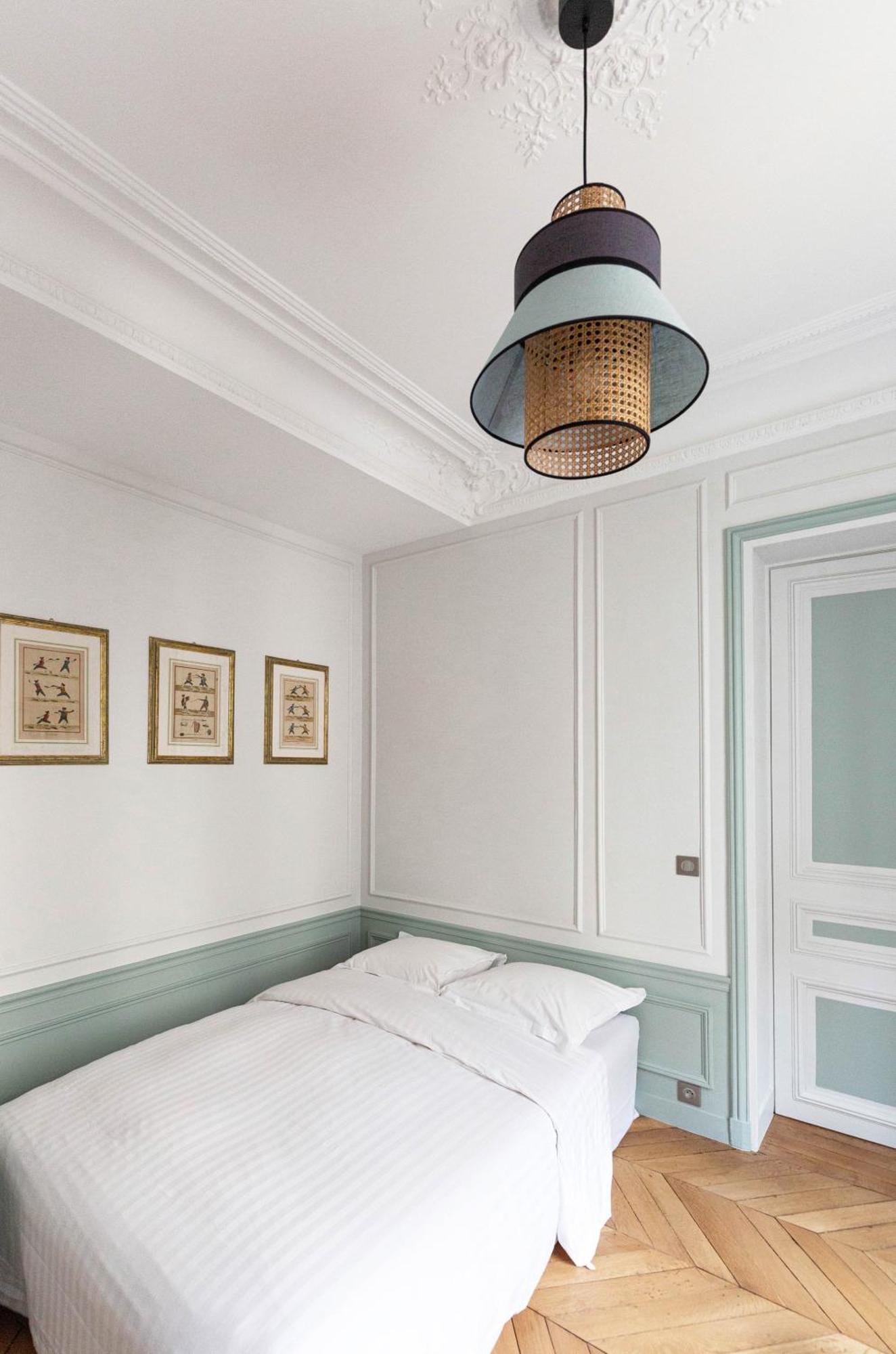 Veeve - Classical Features In The 9th Apartment Paris