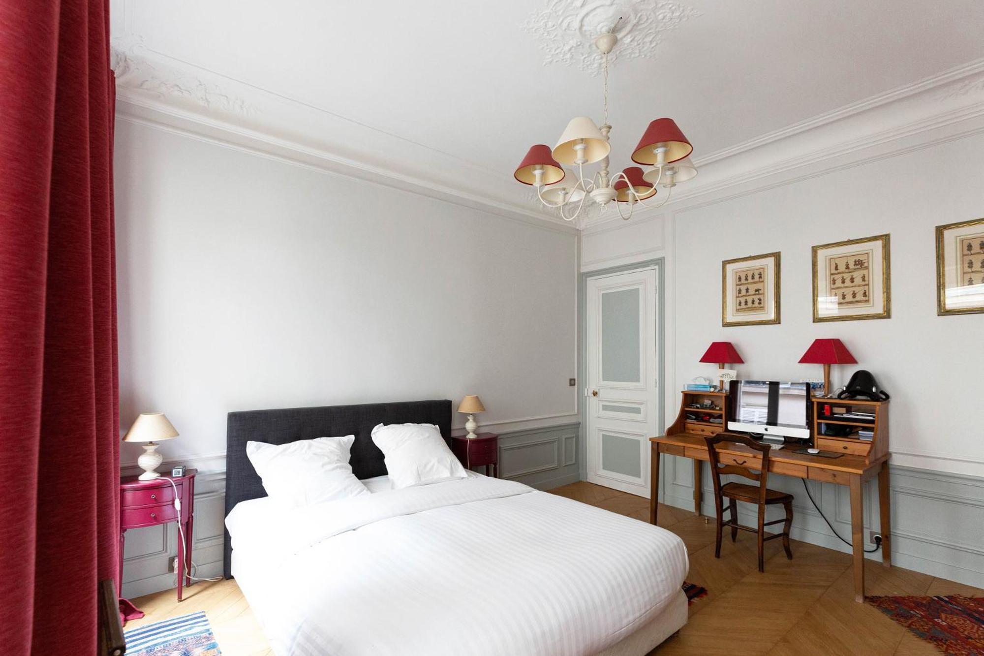 Veeve - Classical Features In The 9th Apartment *