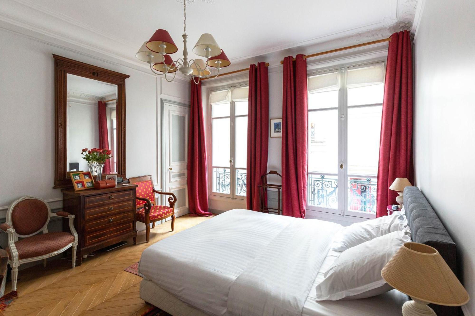 Apartment Veeve - Classical Features In The 9th