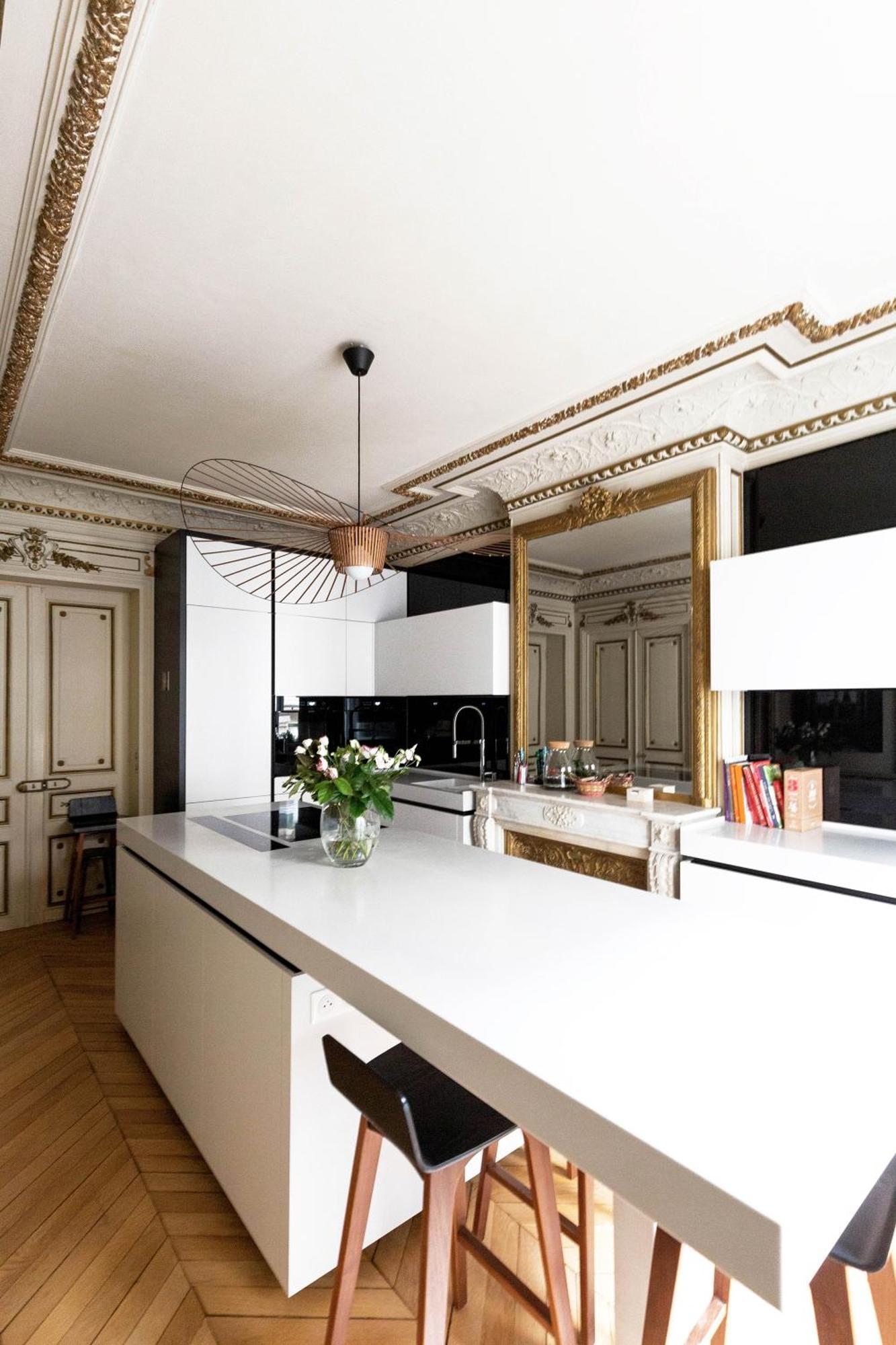 Veeve - Classical Features In The 9th Apartment Paris
