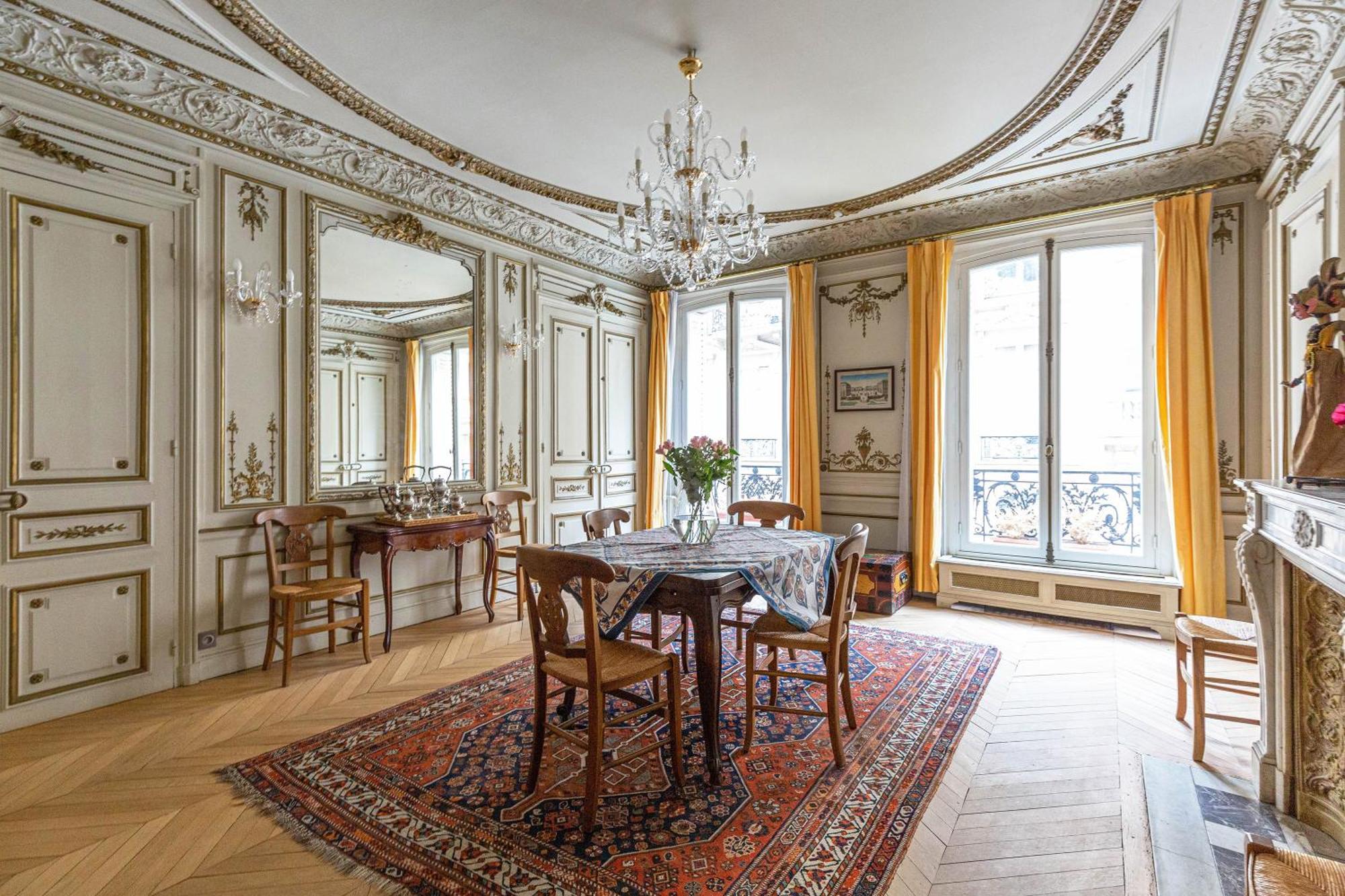 Veeve - Classical Features In The 9th * Paris