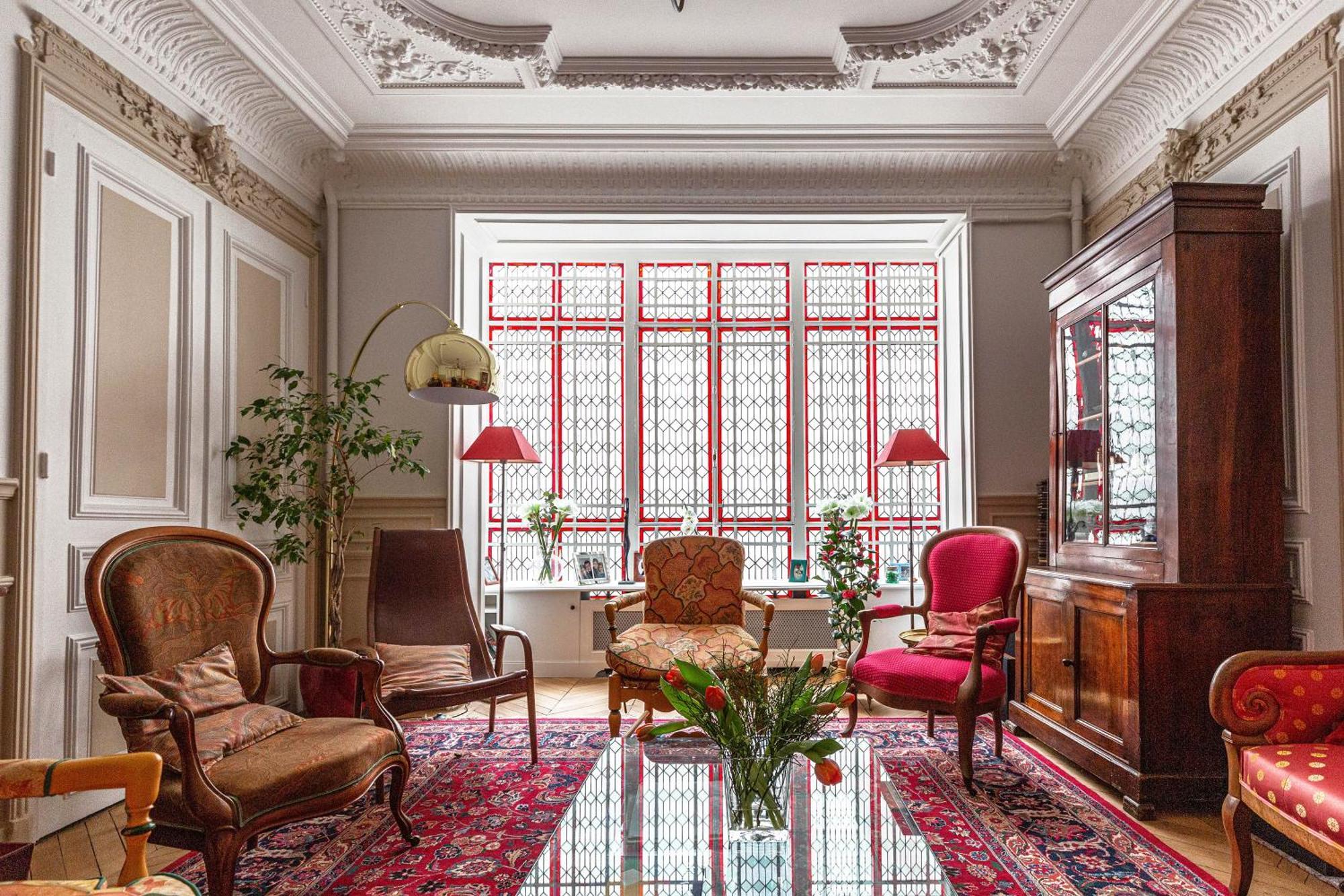 Veeve - Classical Features In The 9th Apartment Paris