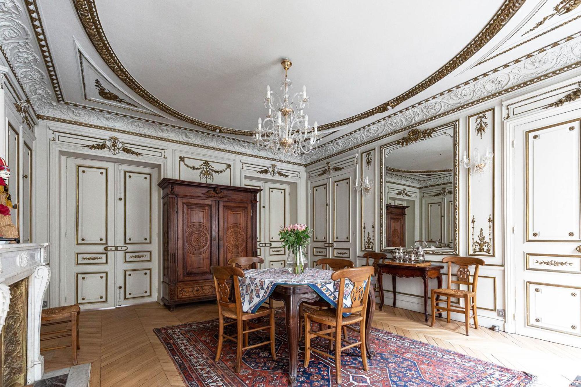 Veeve - Classical Features In The 9th * Paris