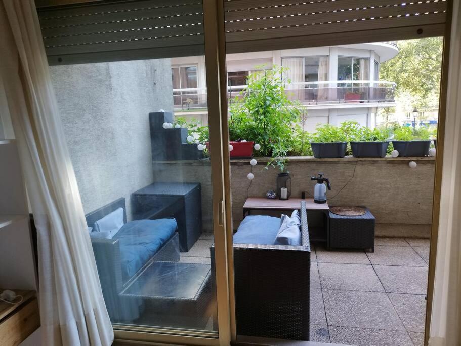 Avec Tres Grande Terrasse. Marais Apartment