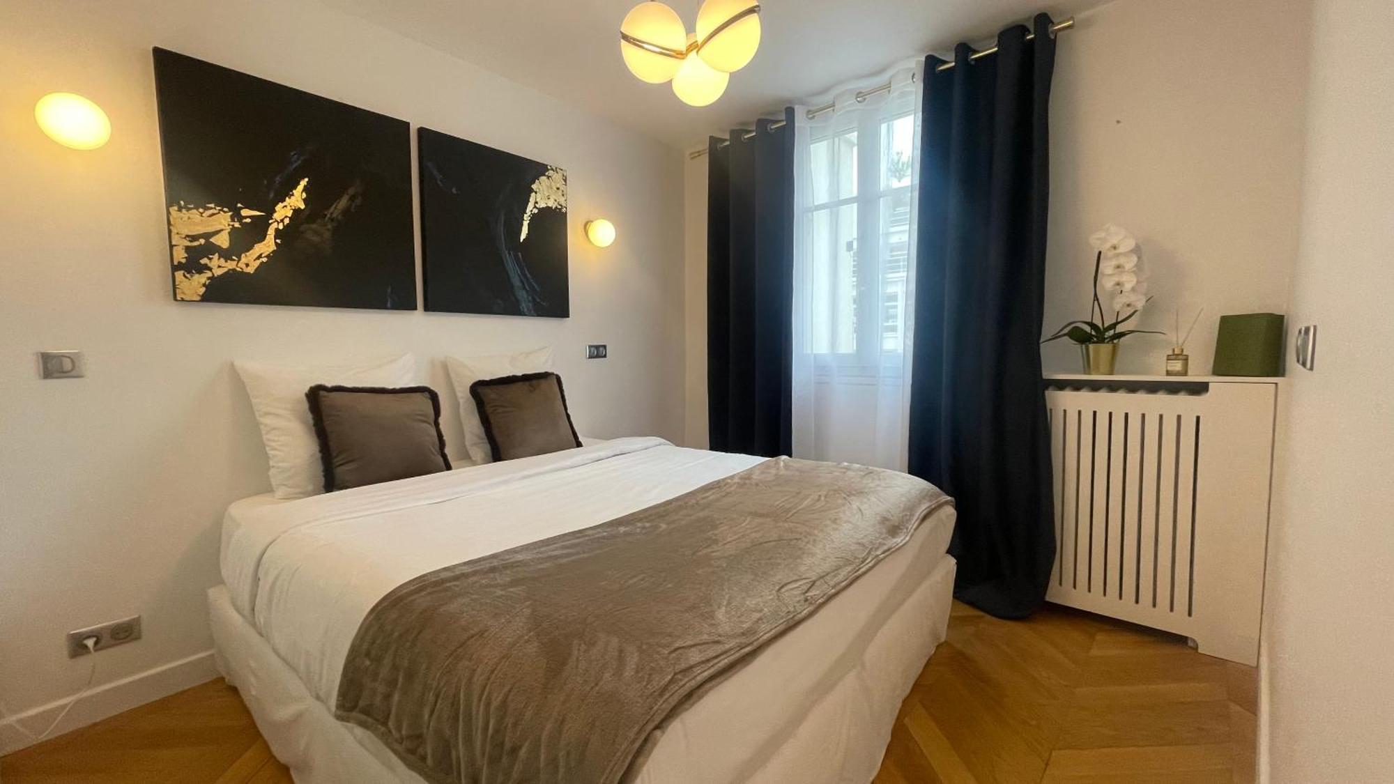 Apartment Chanel Avenue Montaigne & Elysees 4 Guests Paris