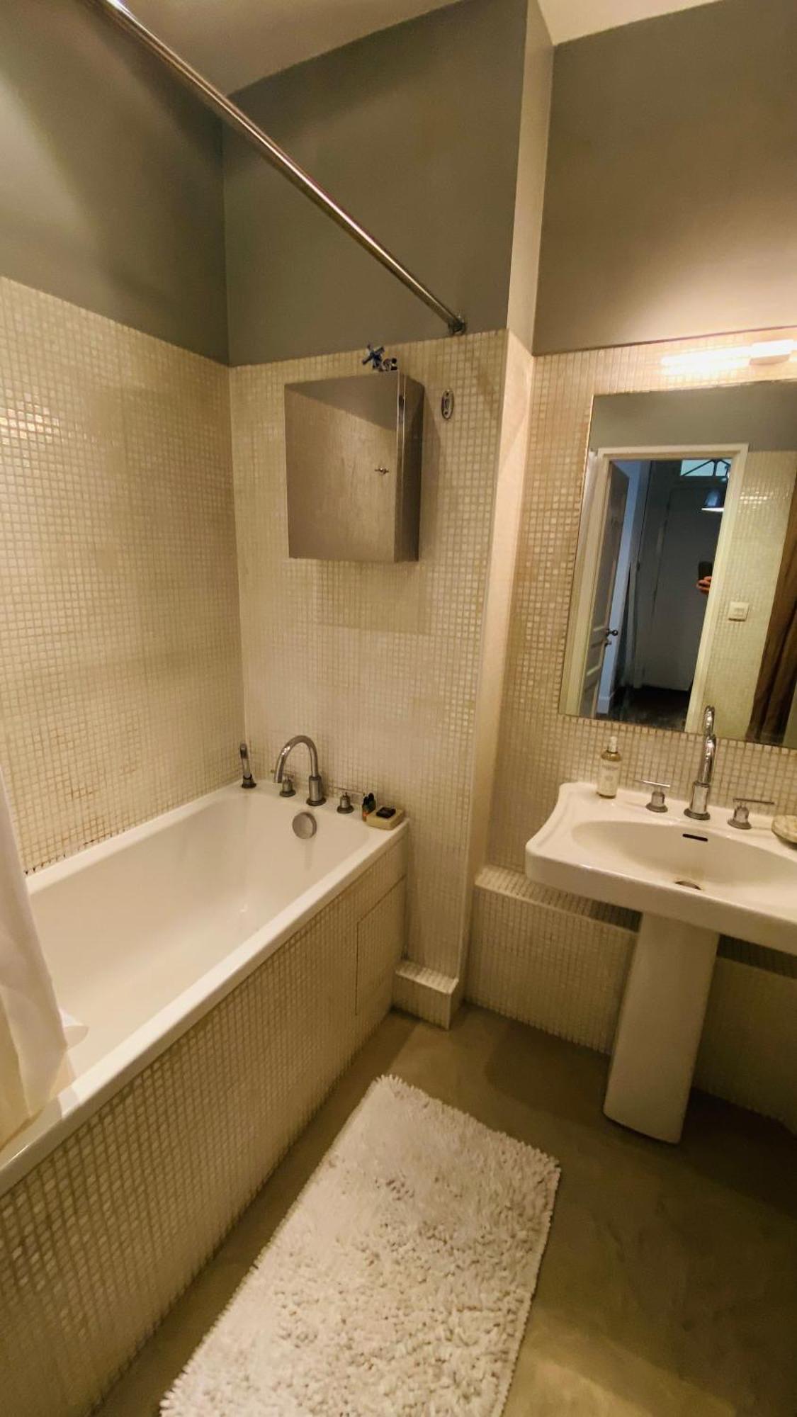 Lepic, Luxury Flat In Montmartre With Private Terrasse-appartement Entier Apartment Paris