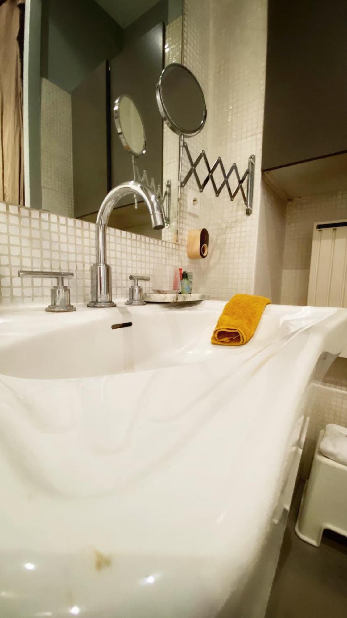 Lepic, Luxury Flat In Montmartre With Private Terrasse-appartement Entier Apartment Paris