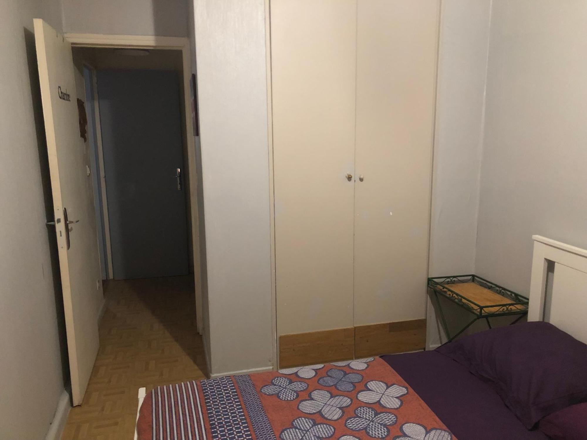 Appartement Guesthouse Familial Pour 2,3,4 Personnes De 44M2- Accessible Handic -Rez De Chaussee-Vues Sur Rue Et Patio Prive - Sejour, Chambre Separee-Cuisine,Salle De Bain,Lit Double Et Canape-Lit 2Pers-Entree De La Rue Berzelius-5 Minutes Du Metro Brochant-Lig *