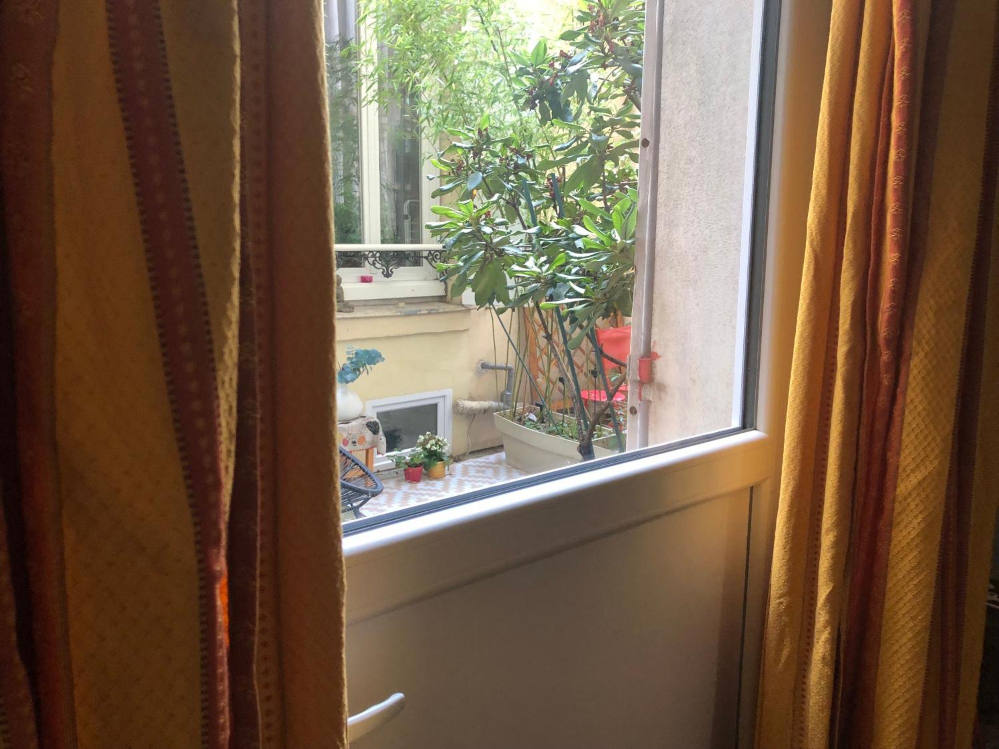 Appartement Guesthouse Familial Pour 2,3,4 Personnes De 44M2- Accessible Handic -Rez De Chaussee-Vues Sur Rue Et Patio Prive - Sejour, Chambre Separee-Cuisine,Salle De Bain,Lit Double Et Canape-Lit 2Pers-Entree De La Rue Berzelius-5 Minutes Du Metro Brochant-Lig *