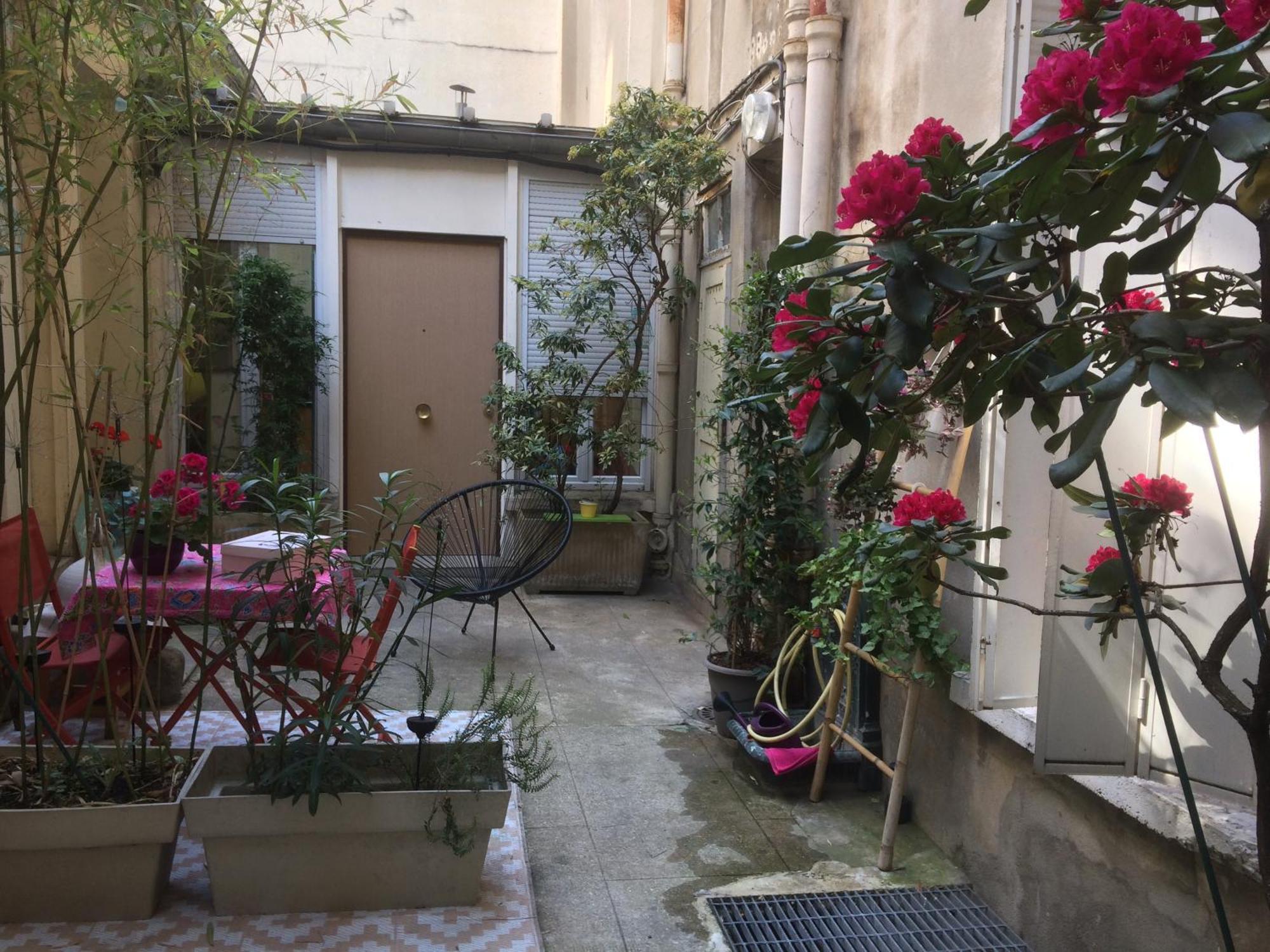 Appartement Guesthouse Familial Pour 2,3,4 Personnes De 44M2- Accessible Handic -Rez De Chaussee-Vues Sur Rue Et Patio Prive - Sejour, Chambre Separee-Cuisine,Salle De Bain,Lit Double Et Canape-Lit 2Pers-Entree De La Rue Berzelius-5 Minutes Du Metro Brochant-Lig *