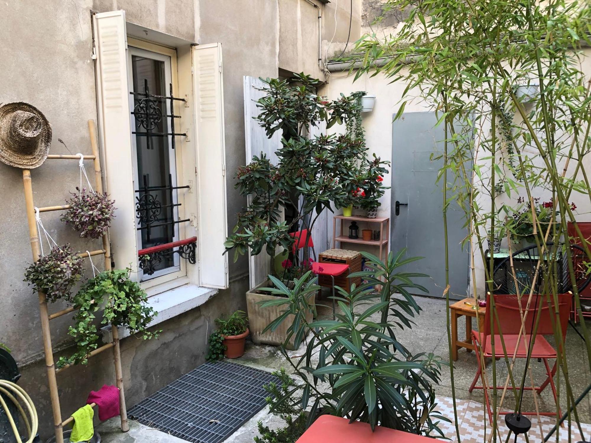 Guesthouse Familial Pour 2,3,4 Personnes De 44M2- Accessible Handic -Rez De Chaussee-Vues Sur Rue Et Patio Prive - Sejour, Chambre Separee-Cuisine,Salle De Bain,Lit Double Et Canape-Lit 2Pers-Entree De La Rue Berzelius-5 Minutes Du Metro Brochant-Lig Appartement Paris