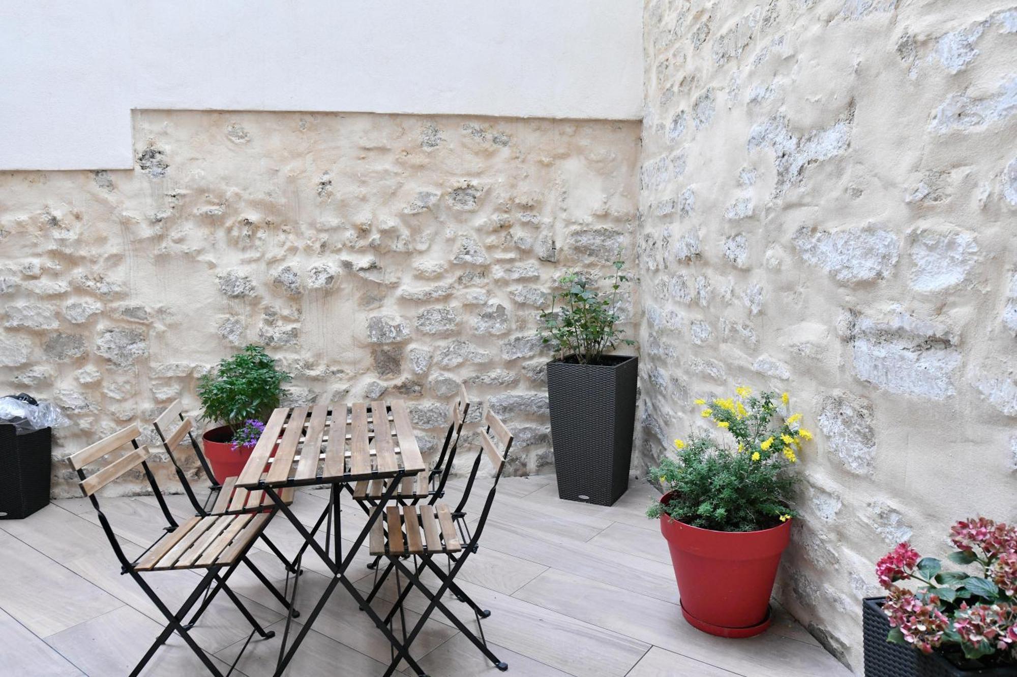 Le Charme De Montmartre - Patio Prive-sacre-coeur - Parking Gratuit - Metro Anvers Apartment *