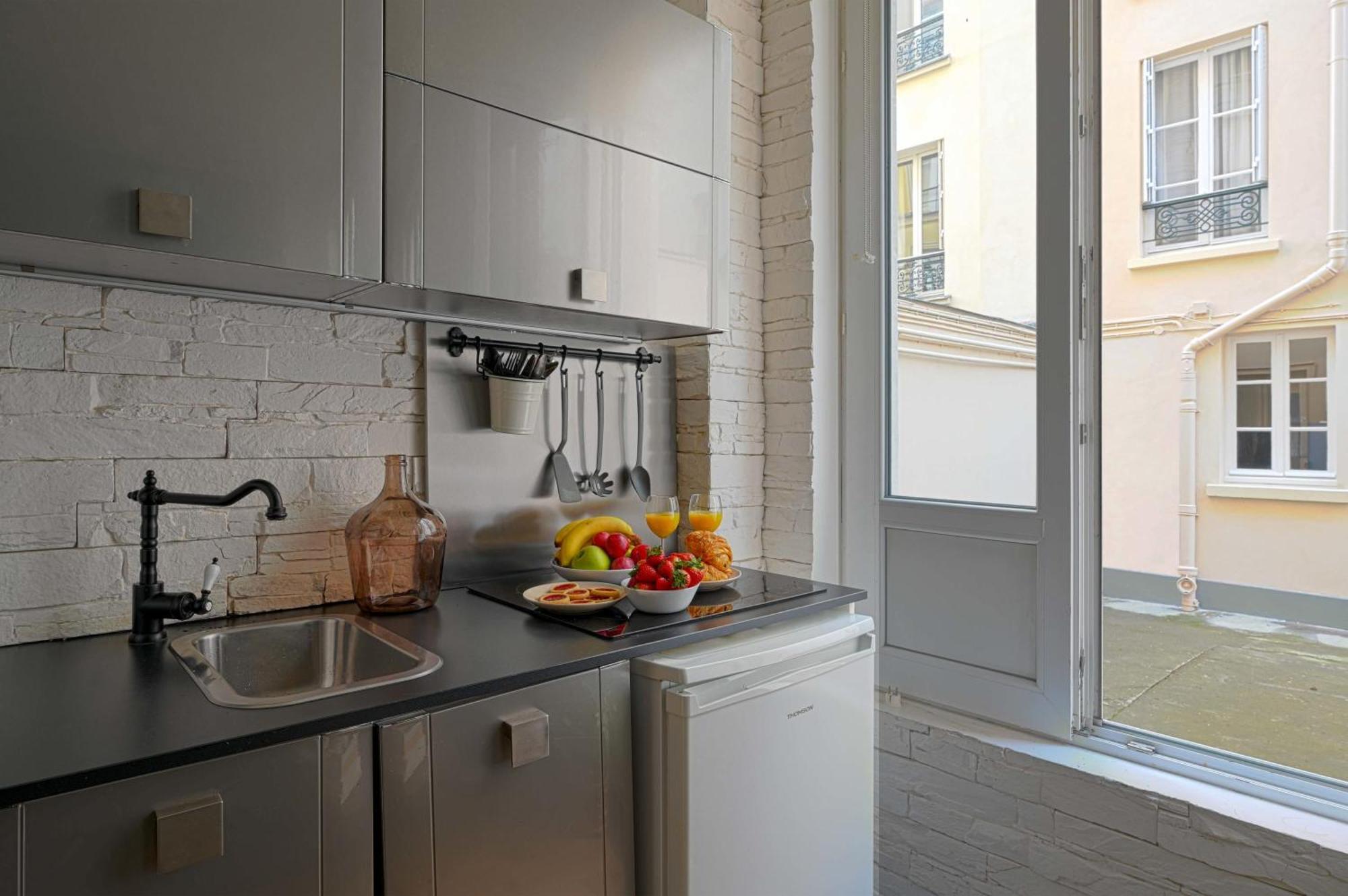 Apartment Super Location Meets Charming Studio -ecole Militaries Champ De Mars - 7th Arrondisment