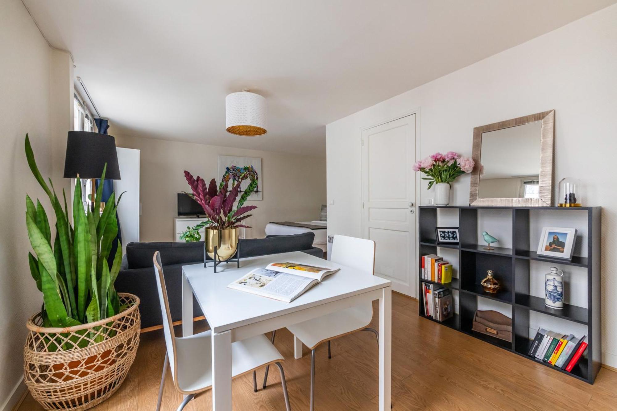 Apartment Bergere Paris