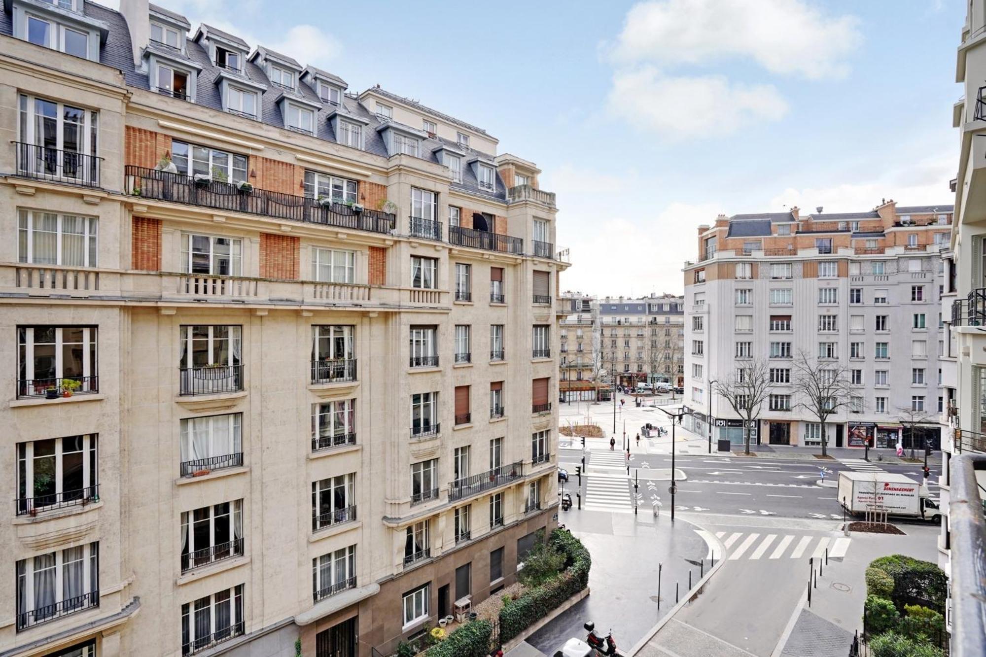 Parisian Charm Porte Maillot Apartment Paris
