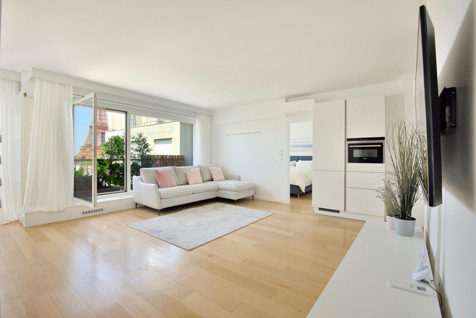 The Eiffel Tower - A Luxurious With Breathtaking Views Of The Eiffel Tower Apartment