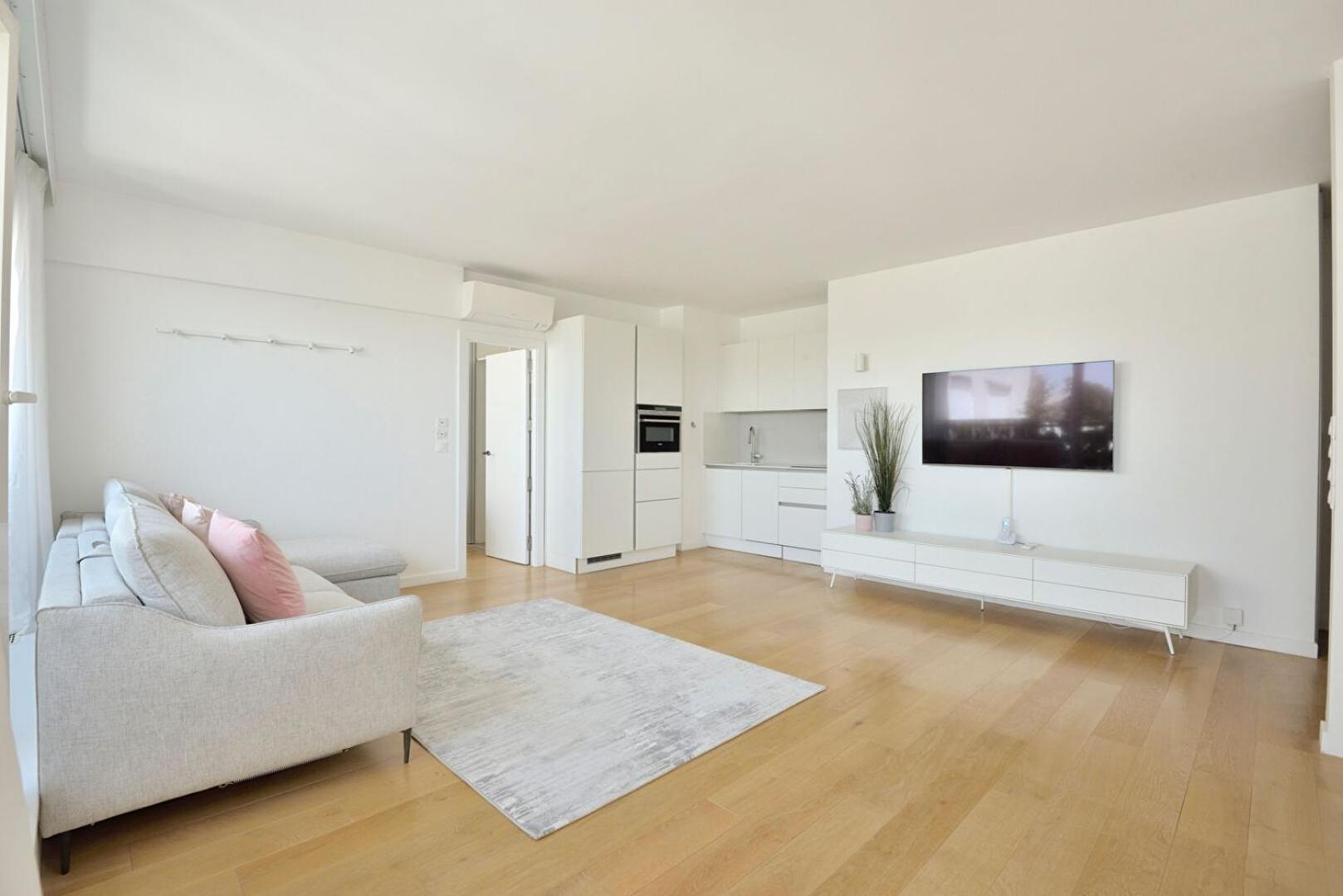The Eiffel Tower - A Luxurious With Breathtaking Views Of The Eiffel Tower Apartment Paris