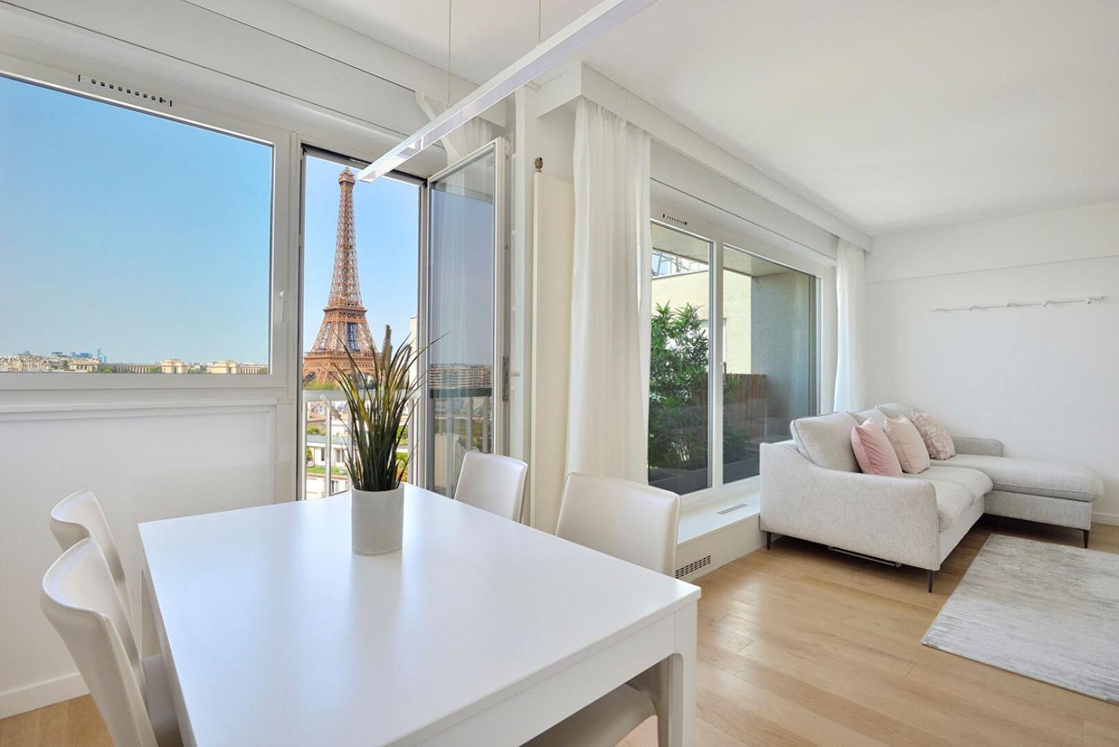 The Eiffel Tower - A Luxurious With Breathtaking Views Of The Eiffel Tower Apartment Paris