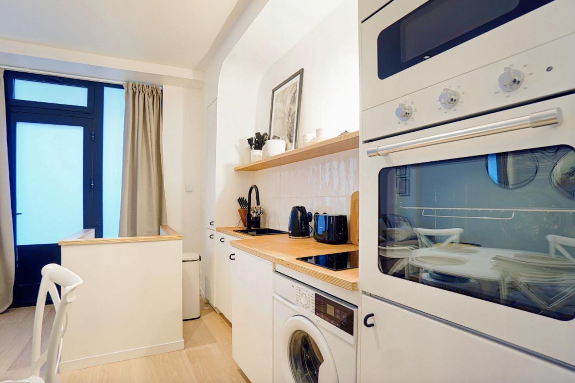 Comfortable And Ideally Located In 15 *