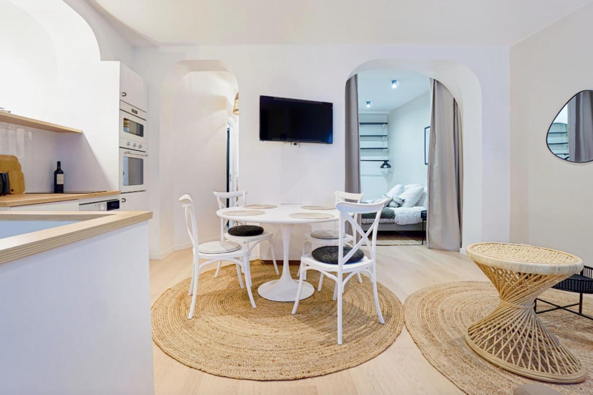 Comfortable And Ideally Located In 15 Paris