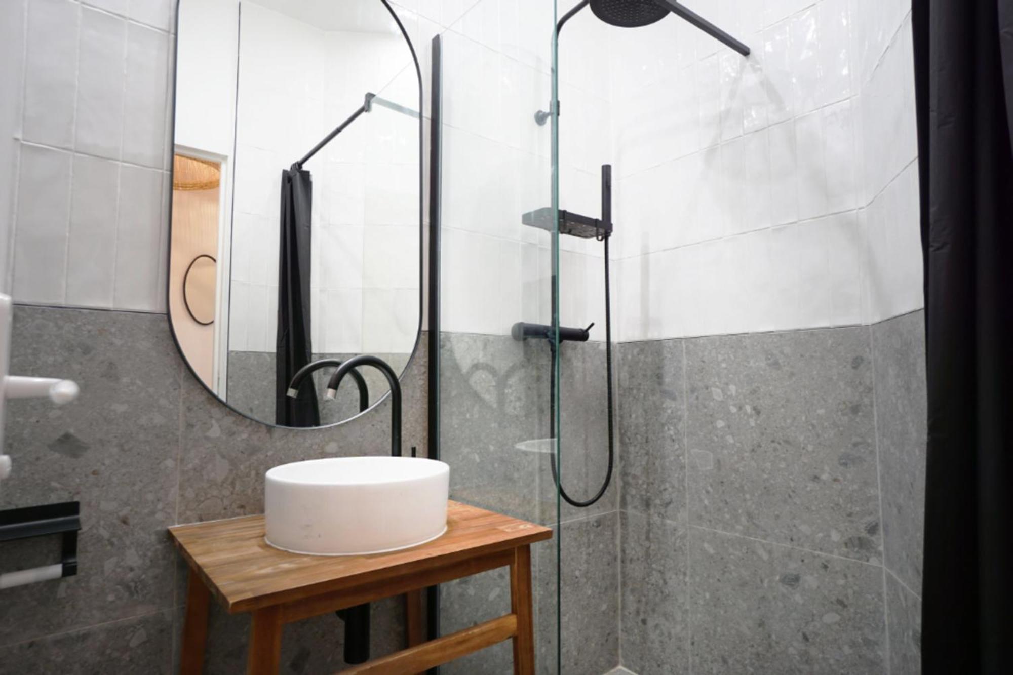 Comfortable And Ideally Located In 15 Apartment *