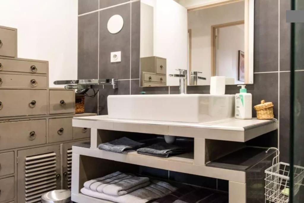 Apartment 2 Bedrm Flat - Downtown - Near Commodities *