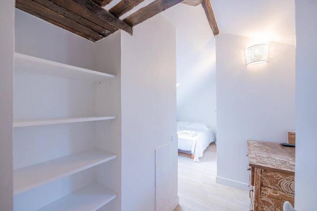 Apartment Amazing Location Only 3 Minutes From Luxembourg Gargens
