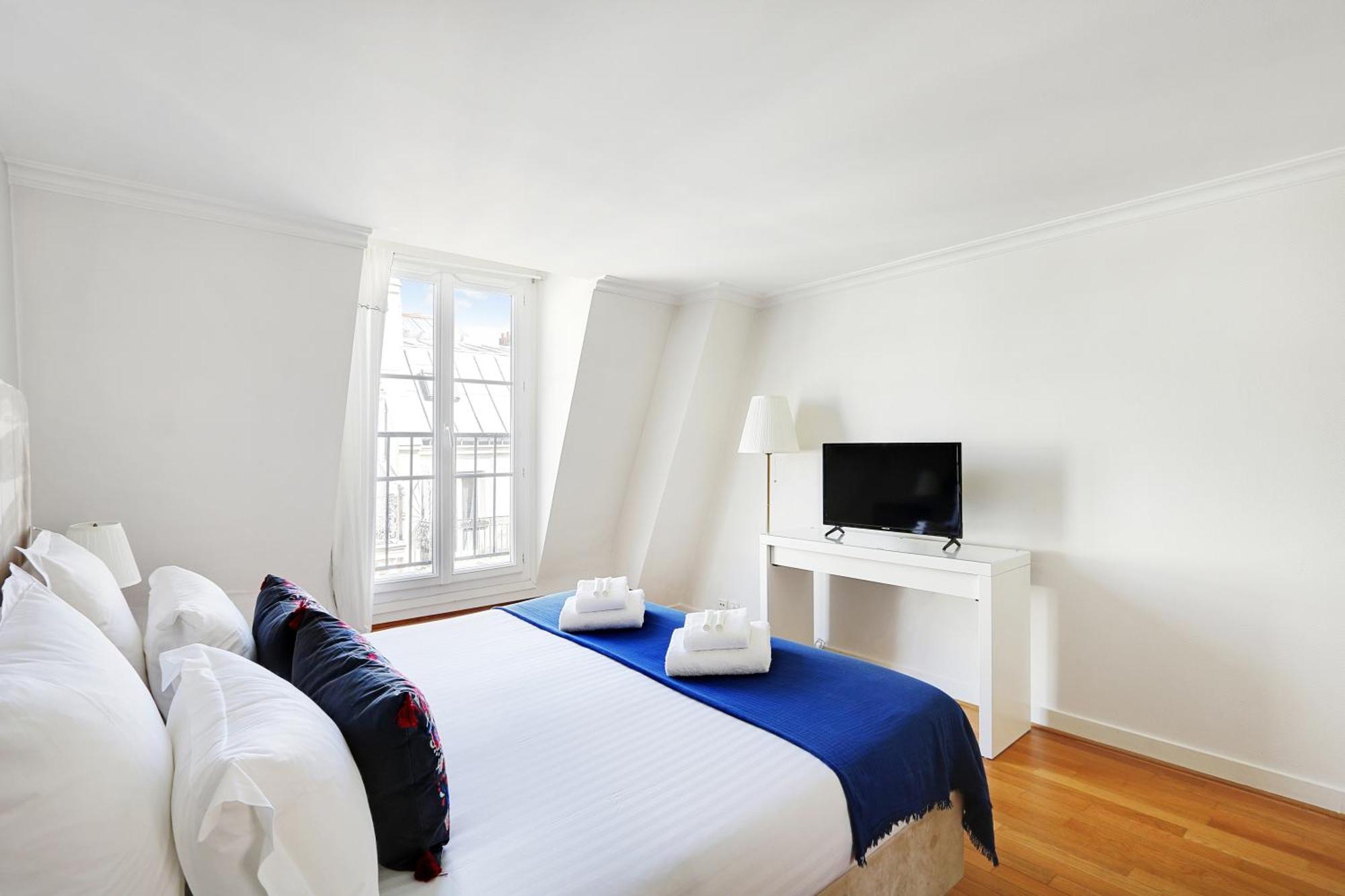 Pick A Flat's In Champs-elysees - Rue Ponthieu Paris