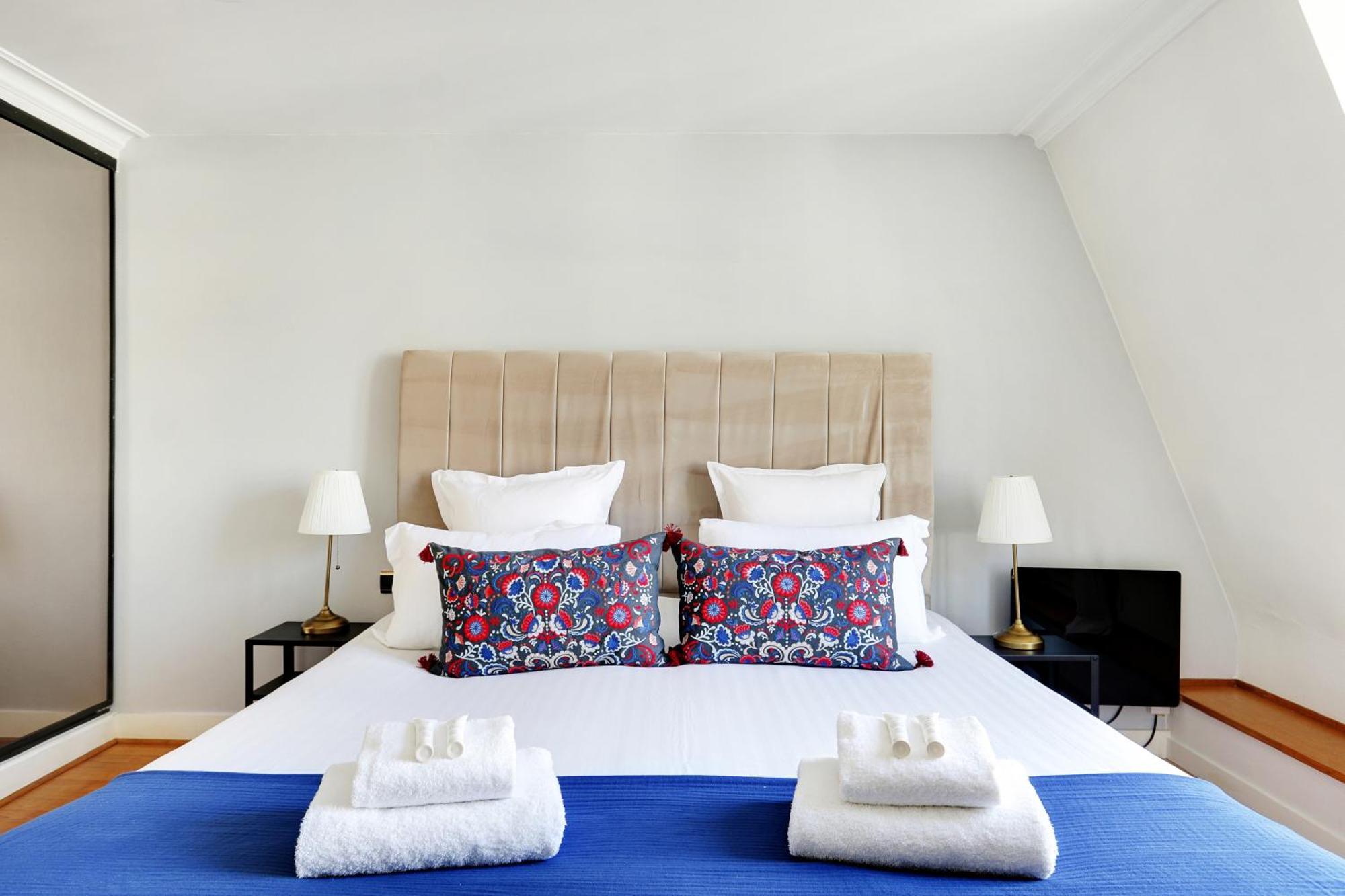 Pick A Flat's In Champs-elysees - Rue Ponthieu Paris