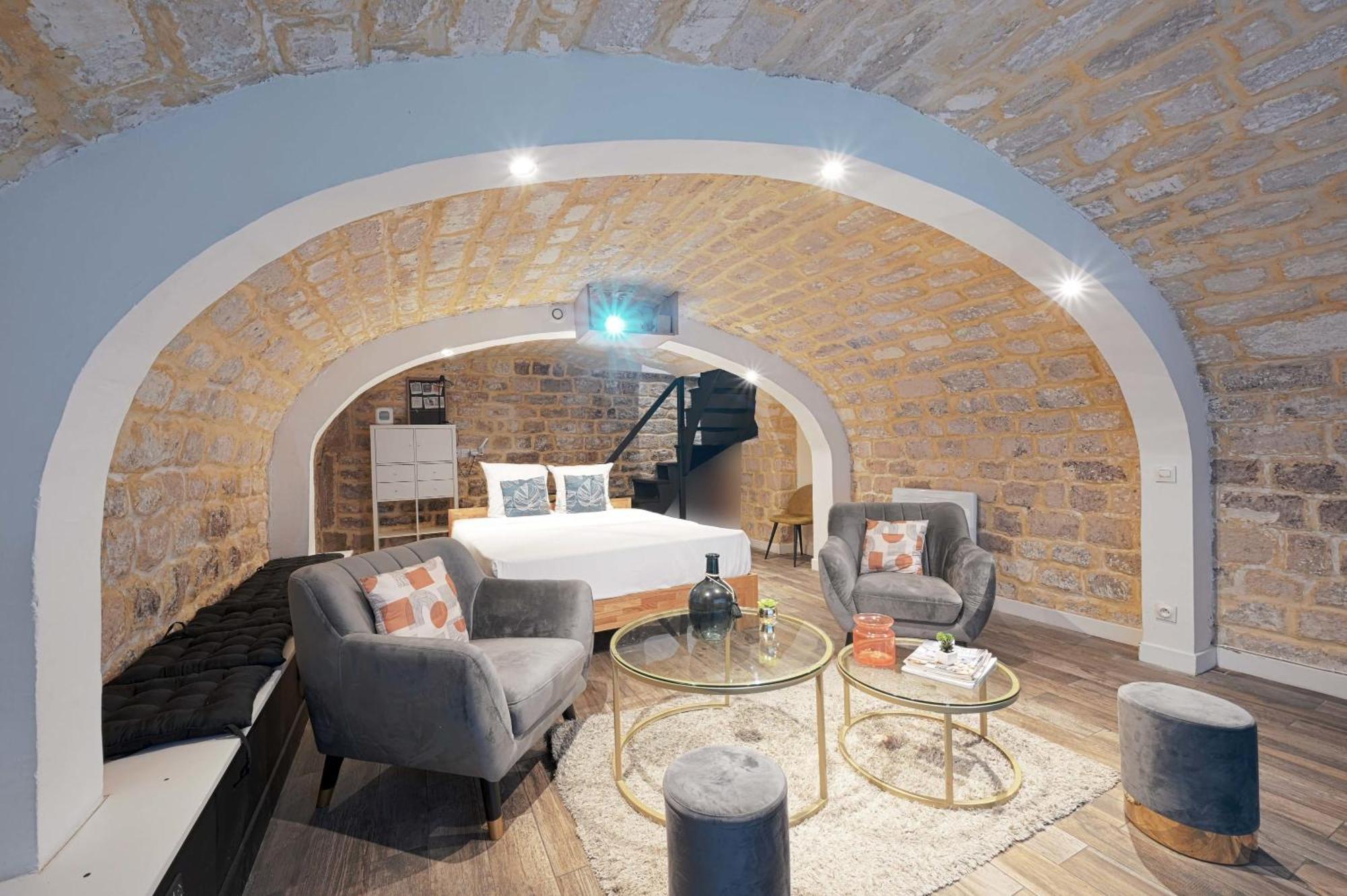 Two Floor With Theatre Apartment *