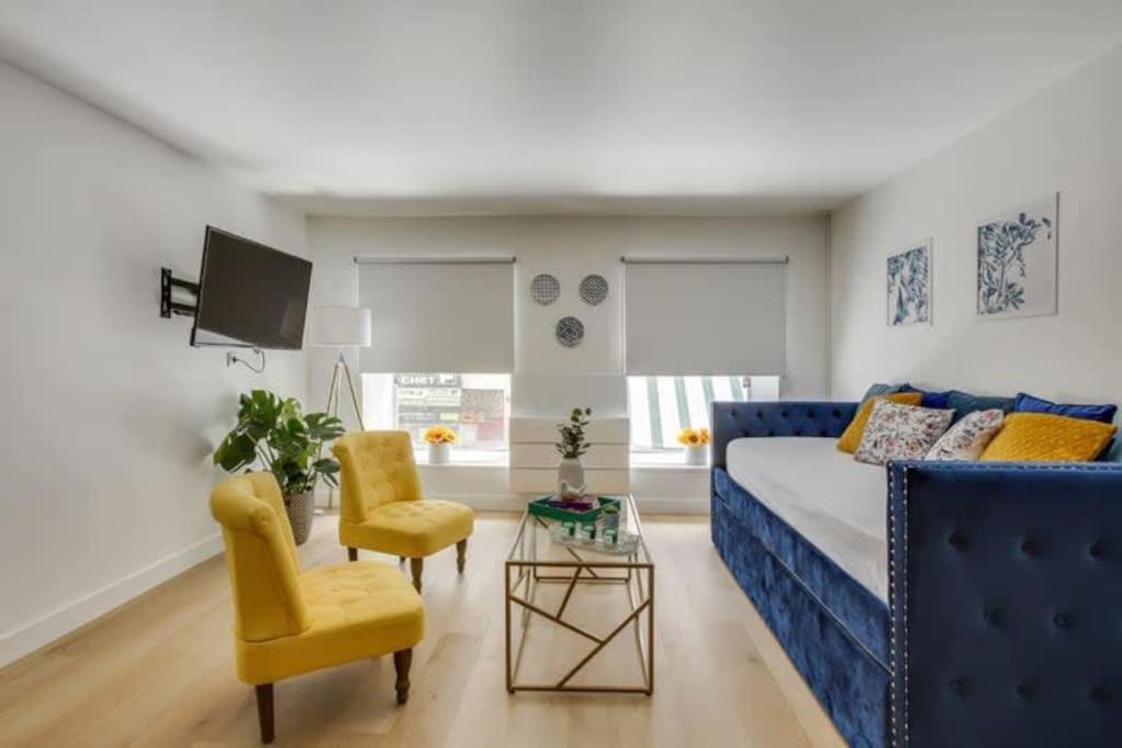 Modern French Studio Charm In The City Apartment *