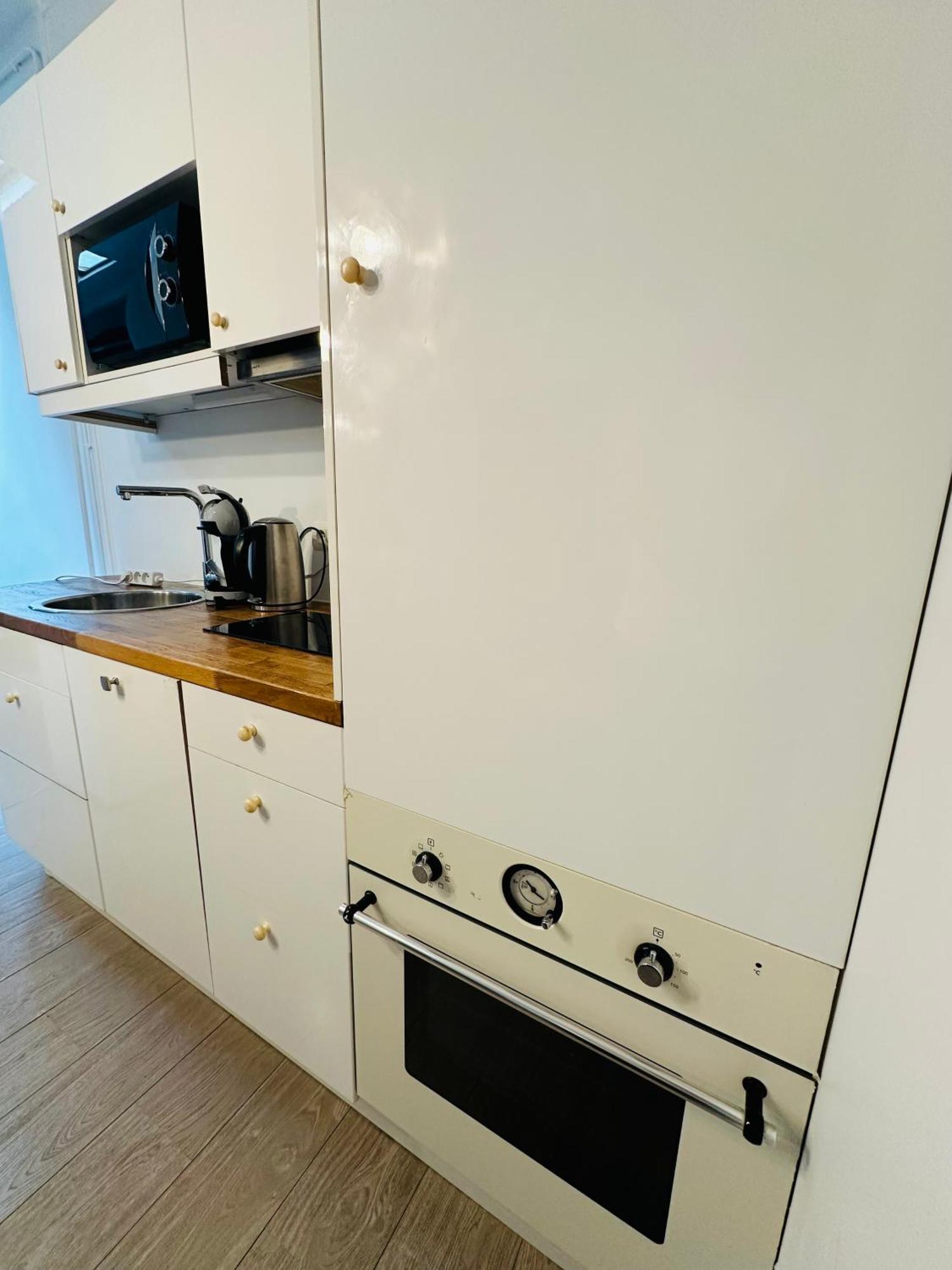 Apartment Spacieuses Flats Montaigne Champs Elysee Paris