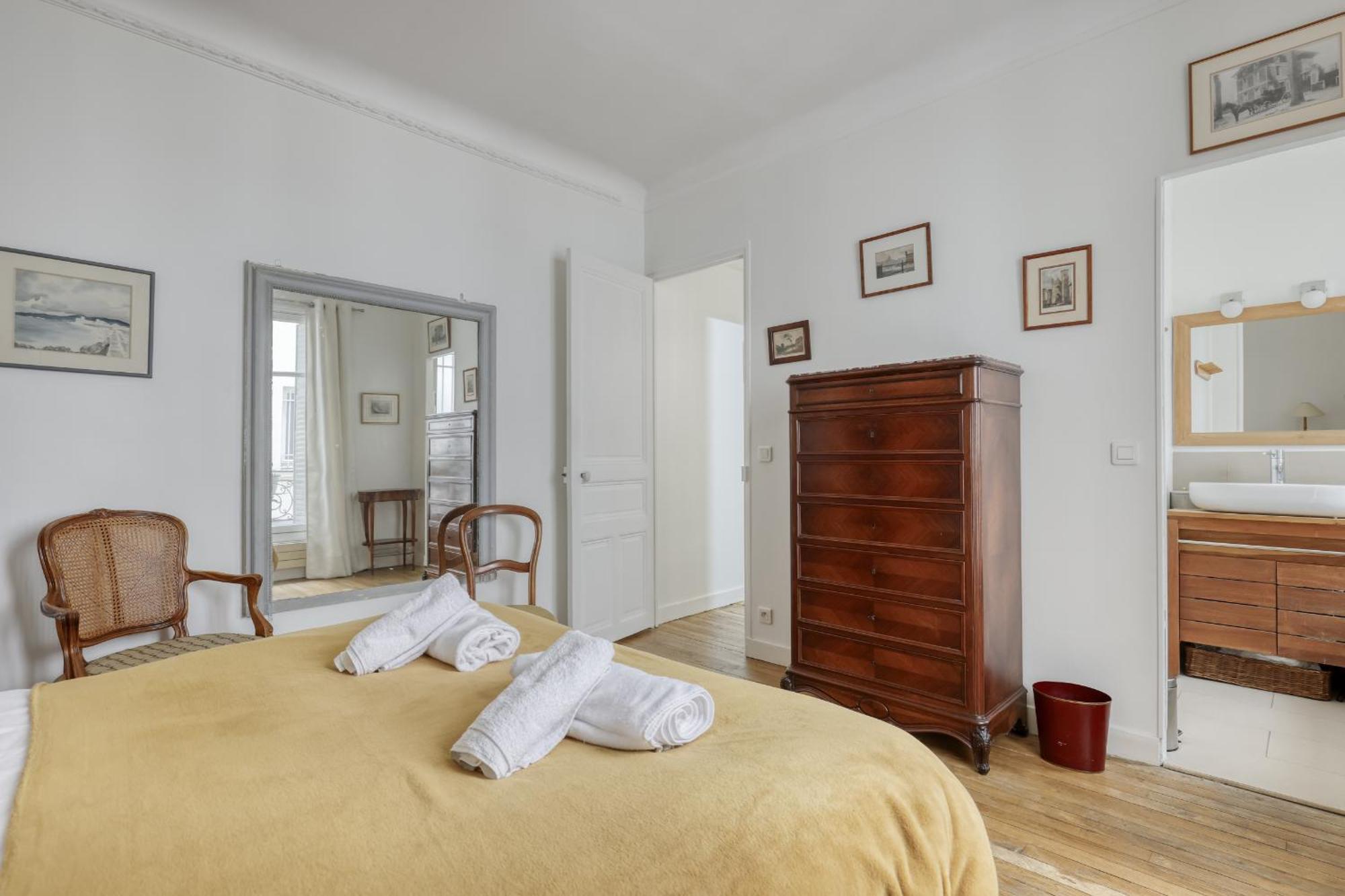 Classic & Charming Parisian Flat - Luxury 16th Paris