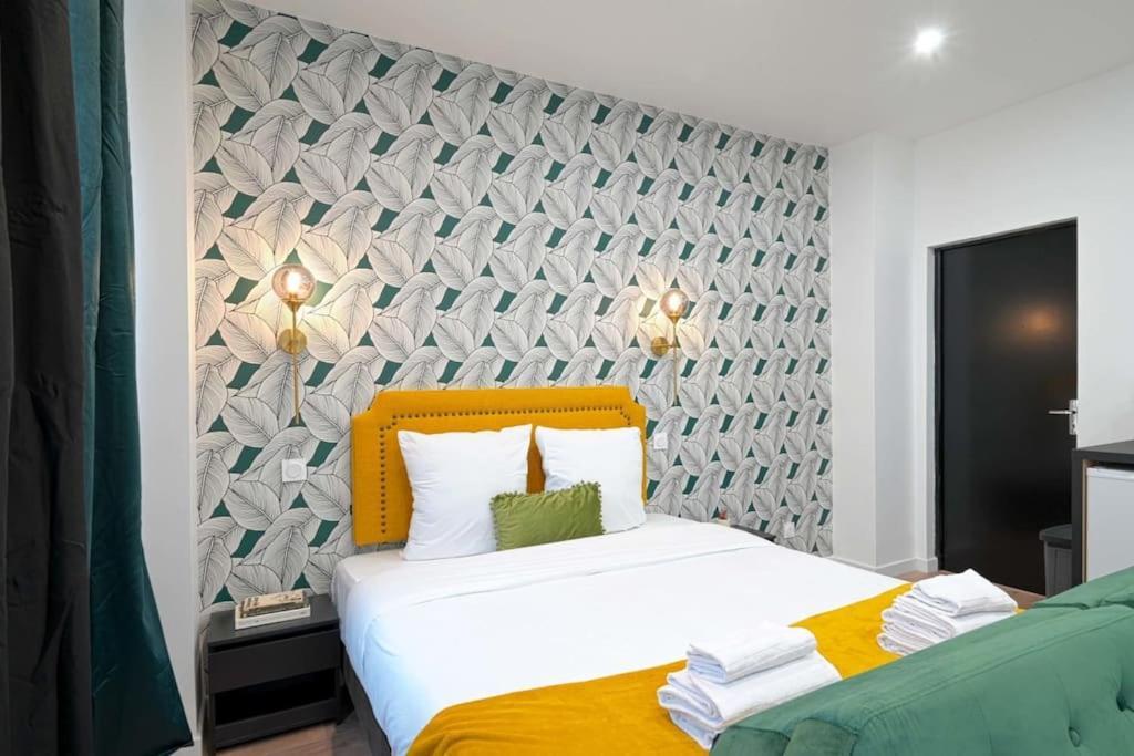Modern For 3 * Paris