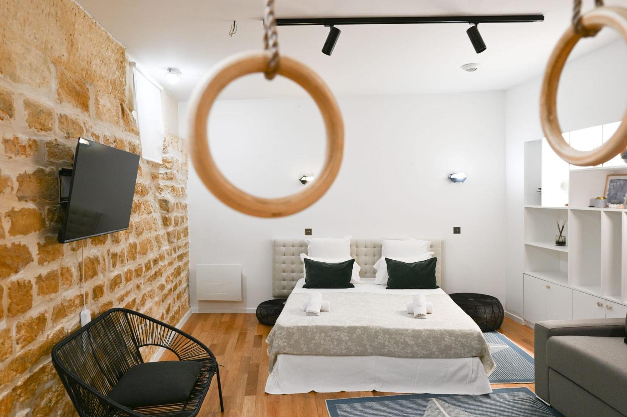 Le Marais Pl De La Bastille 3bd 3bth For 10 Guests Paris