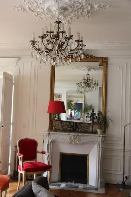 Apartment 5 Bdr, 10 Ppl Georgous Typical Parisian Flat *