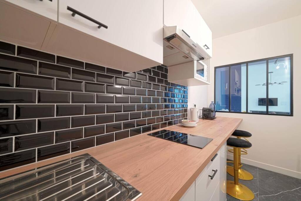 Modern Large For 3 Apartment *