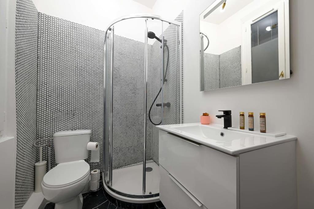 Modern Large For 3 Apartment Paris