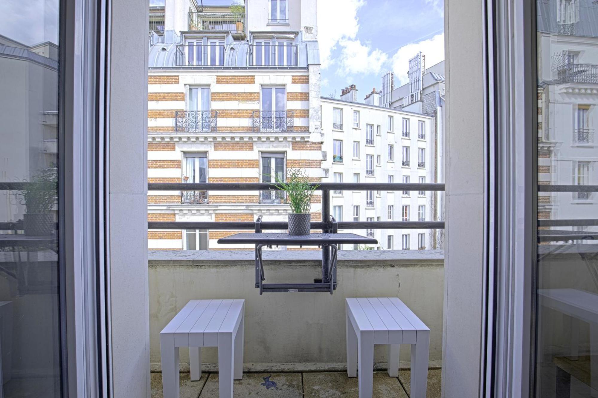 Balcony Near Buttes Chaumont Apartment
