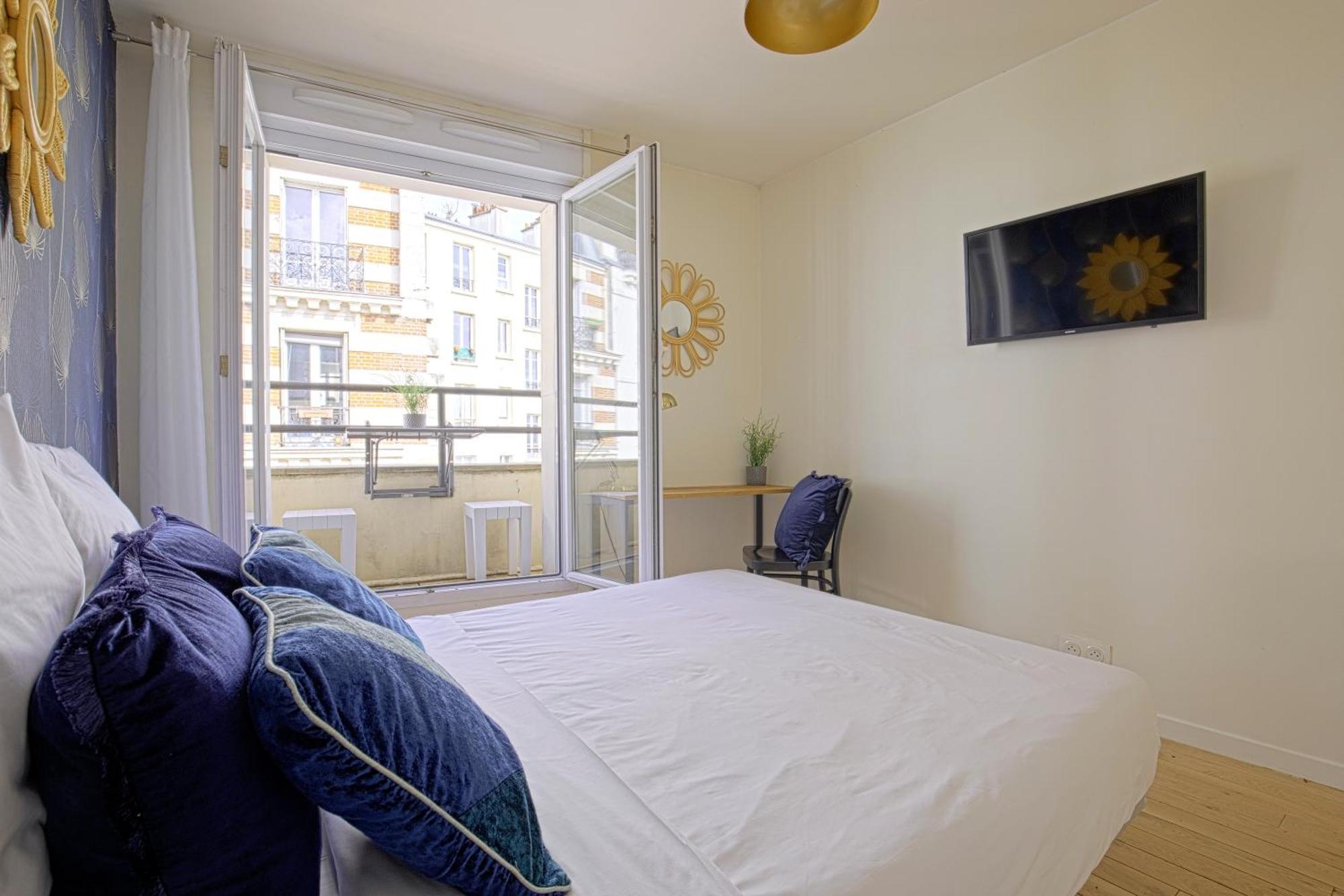 Apartment Balcony Near Buttes Chaumont