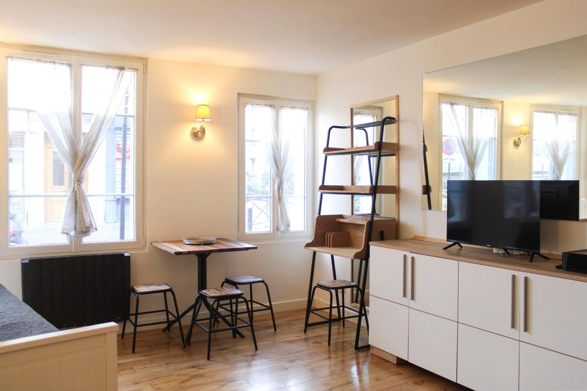 Bright - Near Garden Apartment