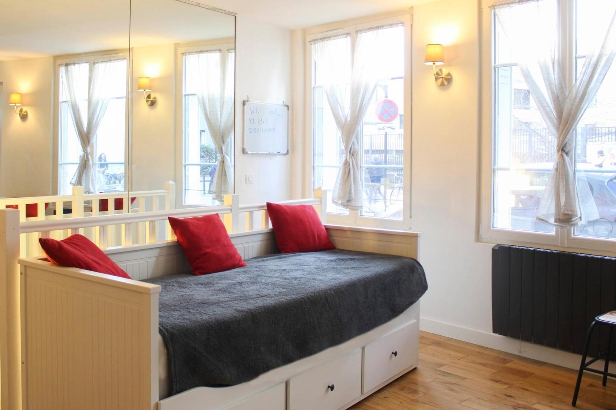 Bright - Near Garden Apartment