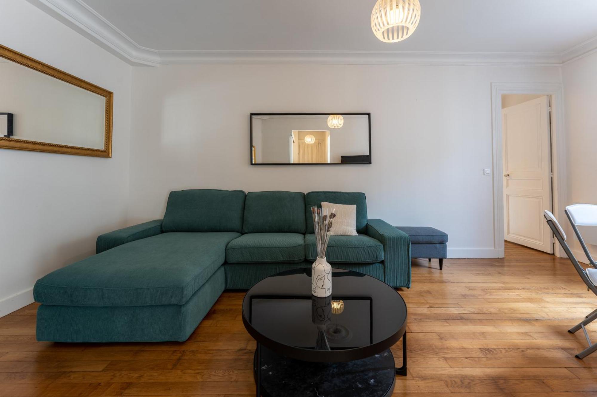 De Luxe Champs Elysees Neuf Apartment *