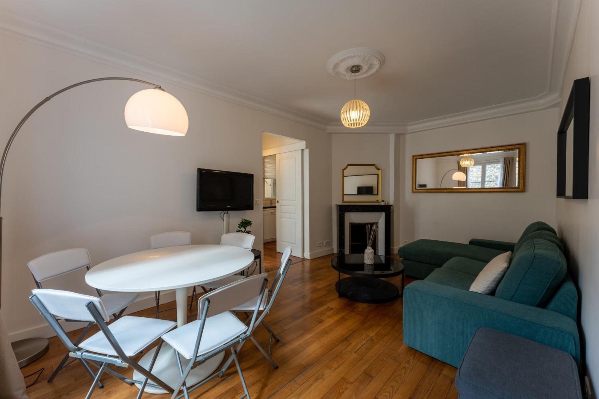 De Luxe Champs Elysees Neuf Apartment *