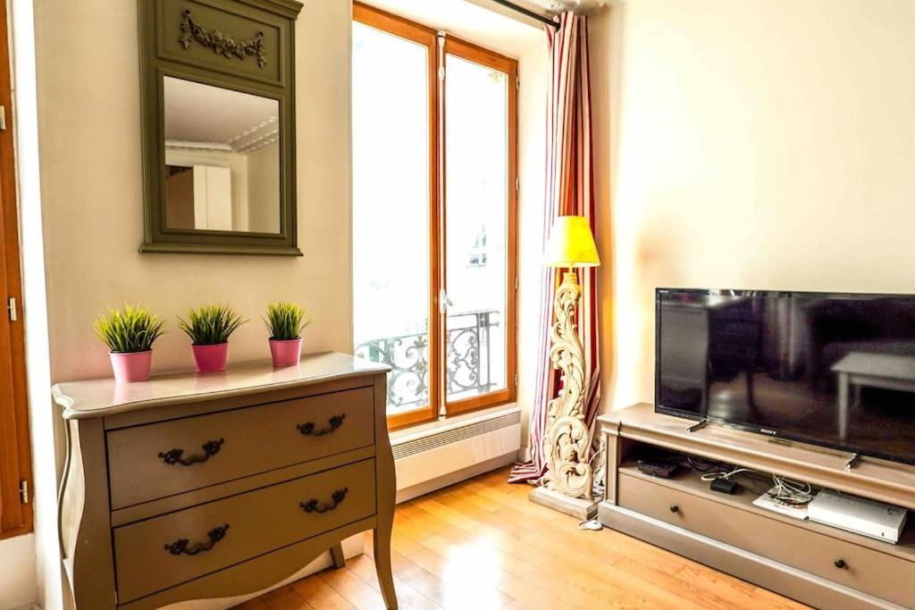 Spacious Studio Near Montorgueil * Paris